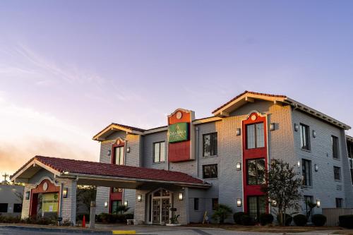 Casa Bella Inn & Suites