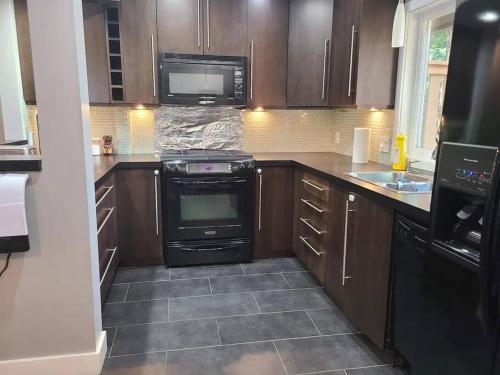 Detached Private Quiet 2 Bedroom Suite