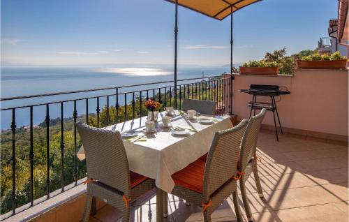 Awesome Apartment In Icici With House Sea View
