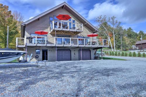Lake George Getaway w/ Mountain + Water Views in โบลตัน แลนดิ้ง(นิวยอร์ค)