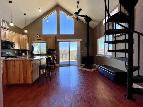 Kitchen, Cheerful one bedroom loft cabin close to wineries in Fair Play (CA)
