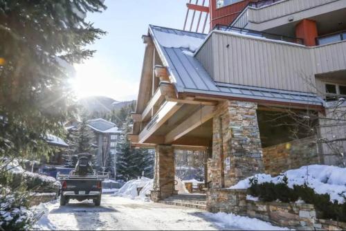 . Ski In/Out 2 Bedroom CONDO w/ pool, jacuzzi, parking