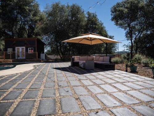 Pool! Quite, Private, remodeled home on the hill Pool! Quite, Private, remodeled home on the hill