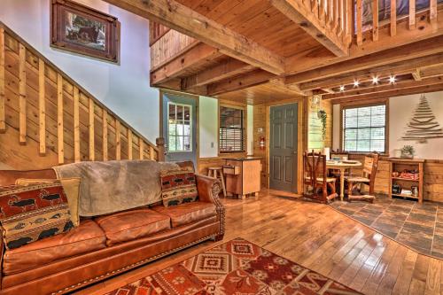 CREEKSIDE Tiny Cabin by Pigeon Forge in Sevierville, USA
