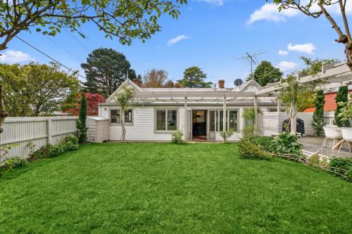 Picturesque 3-Bed Rural Cottage with a Lush Garden in Burrawang