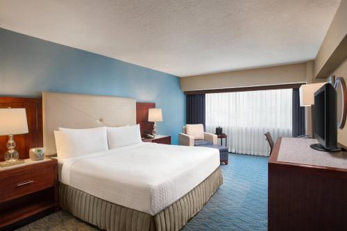 Crowne Plaza Los Angeles Harbor Hotel Room Type - Junior King Suite