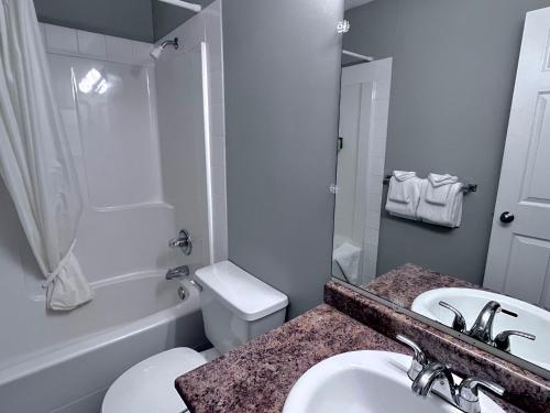 Canadian Rockies Chalets by Trilink - 2 & 3 Bedroom Condos - Self Check-In - Walking Distance to Downtown - Free Parking - Pet-Friendly - No AC - image 4