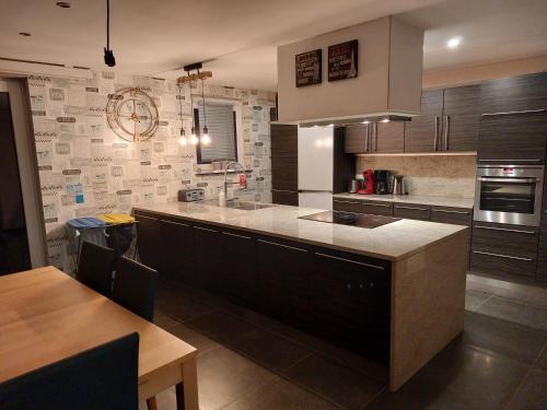 virtuve, Le Reposoir Maison spacieuse avec feu au bois in Bertonje