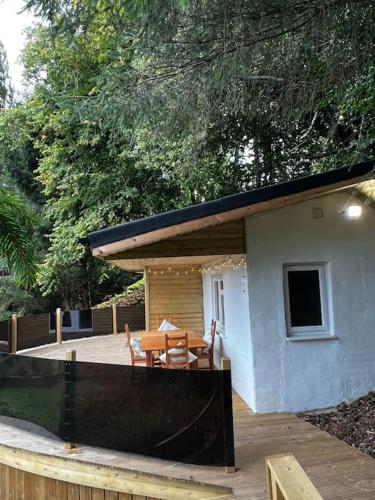 Unique Orchard Lodge for couples with hot tub in Стратхейвен