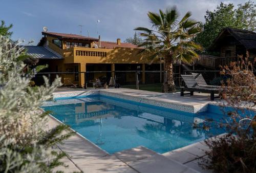 Casona alegre con pileta y amplio jardin