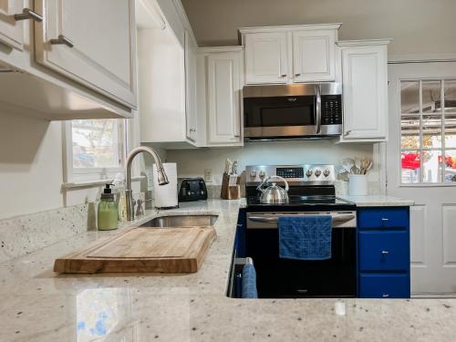 Updated 3Bed/2Ba in Private Gated Lake & Golf Community