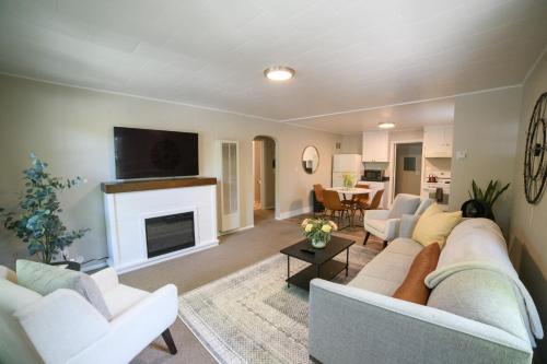 Adorable and Cozy Bungalow - main image