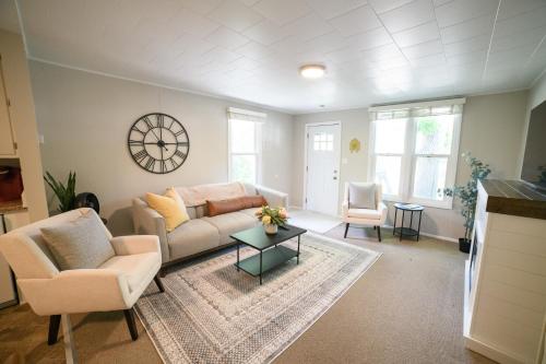 Adorable and Cozy Bungalow - image 6