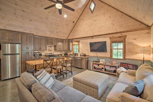 Stunning Cabin Getaway with Private Hot Tub! in Rising Fawn, USA
