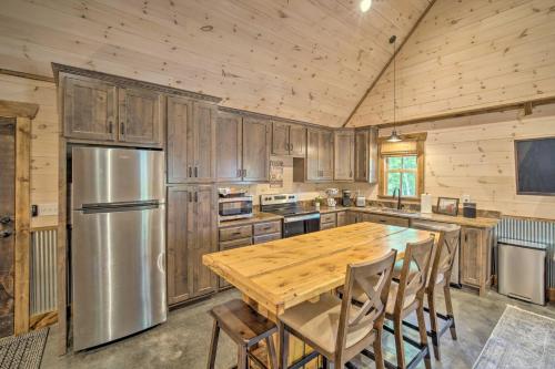 Stunning Cabin Getaway with Private Hot Tub! in Rising Fawn, USA