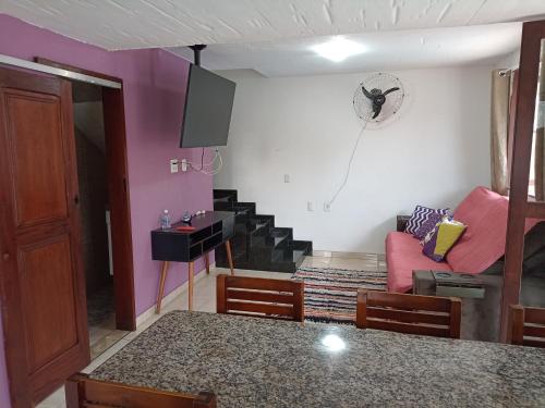 ห้องส่วนกลางสำหรับนั่งเล่น/ดูทีวี, Casa roxa com piscina em condomínio (Casa roxa com piscina em condominio) in ปันตานัล