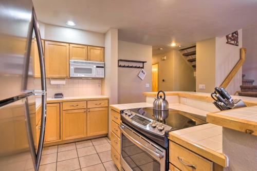 Walk to Lifts Chimney Ridge Townhome with Hot Tub in Breckenridge (CO)