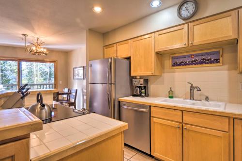 Walk to Lifts! Chimney Ridge Townhome with Hot Tub in Four O'Clock