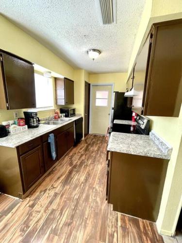 New! Fun just 20 min from Dallas 3-BRM Home in Garland, USA