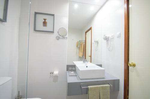 Oasis Porto Grande The 4-star Oasis Porto Grande offers comfort and convenience whether youre on business or holiday in Mindelo. The hotel has everything you need for a comfortable stay. Facilities like 24-hour front d