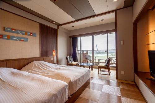 Twin Room with River View - Non Smoking 