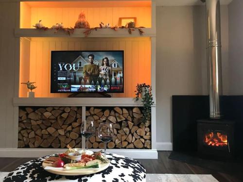 The Old Dairy - Cosy Country Cottage with Hot Tub & Log Burner in Фреші