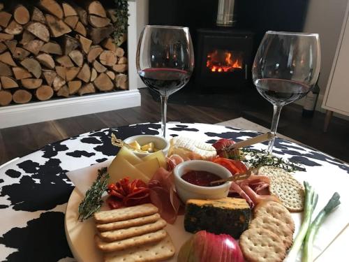The Old Dairy - Cosy Country Cottage with Hot Tub & Log Burner in Фреші