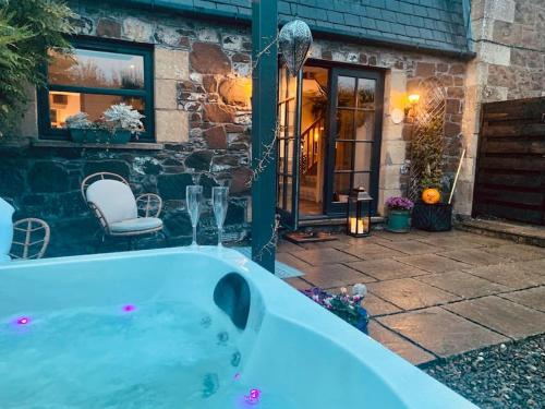 The Old Dairy - Cosy Country Cottage with Hot Tub & Log Burner in Фреші