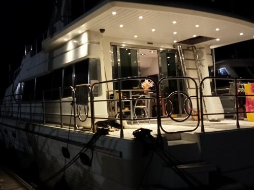 Loc de cabines sur Yacht in 格呂伊桑市中心
