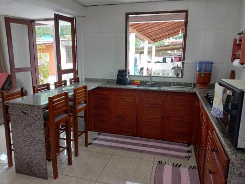 keuken, Casa roxa com piscina em condomínio (Casa roxa com piscina em condominio) in Pantanal