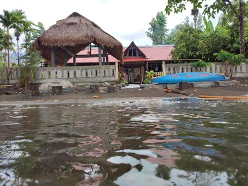 Lena house Flores in Waigete