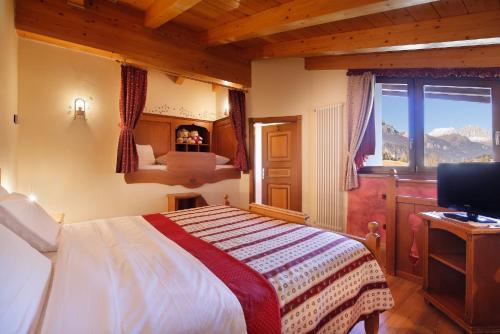 1 queen bed, 2 sofa beds