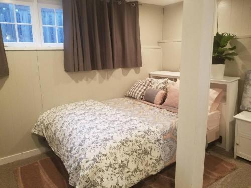 Central 2 bedroom unit with 3 beds and 3 large TVs - Tap to explore photos