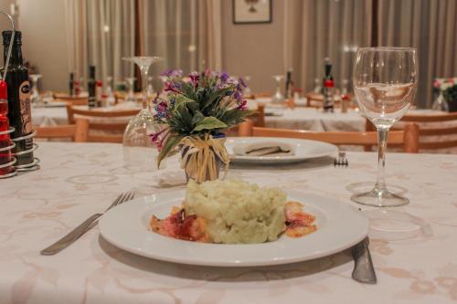 Hotel Saloria - image 13