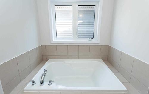 Hot tub, The Warm Welcome Suite in Thorold (ON)