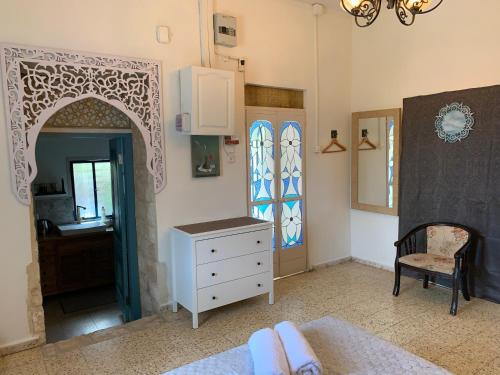 בית האבן העתיק מ-1885 עם מגונית פרטית בחצר in 羅什平納市中心