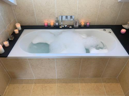 The Penthouse Bowness Luxury Loft Jacuzzi Bath & Complimentary Lakeview Spa Membership