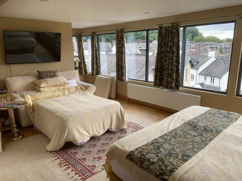 The Penthouse Bowness Luxury Loft Jacuzzi Bath & Complimentary Lakeview Spa Membership