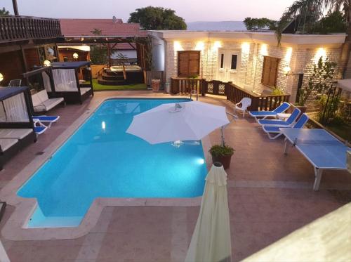 2 bedrooms, 5 beds