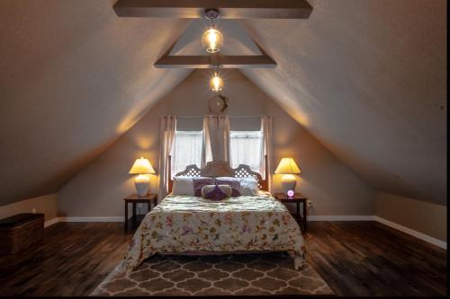 Lovely King Bed Loft near Downtown, free parking