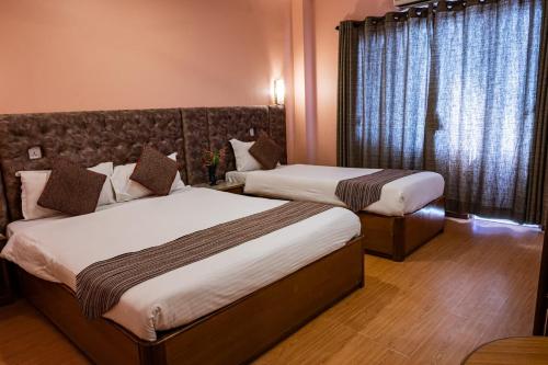 1 double bed, 1 twin bed
