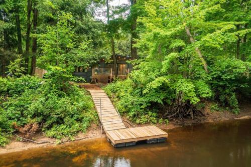 Black River Haus - Scandinavian Riverfront Cabin Muskoka