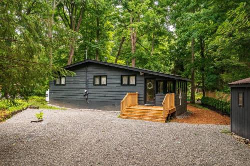 Black River Haus - Scandinavian Riverfront Cabin Muskoka