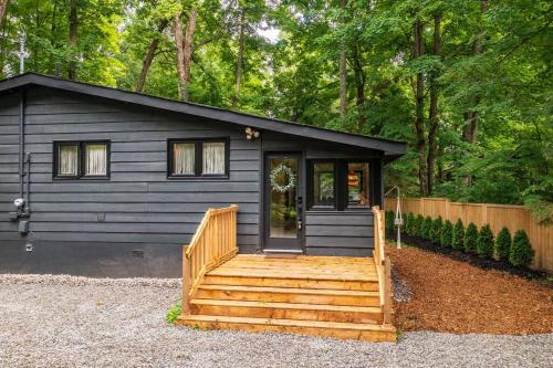 Black River Haus - Scandinavian Riverfront Cabin Muskoka