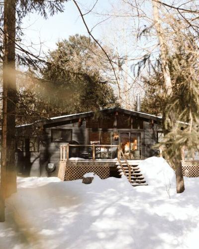 Black River Haus - Scandinavian Riverfront Cabin Muskoka