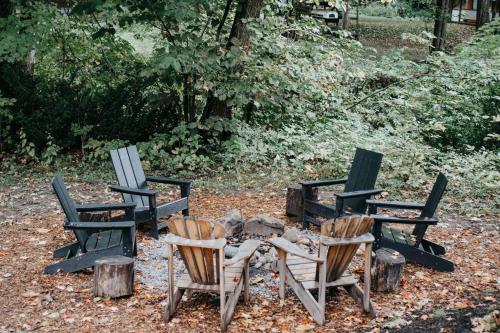 Black River Haus - Scandinavian Riverfront Cabin Muskoka