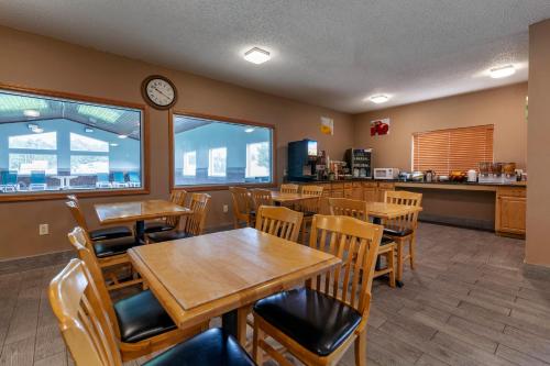 Econo Lodge - image 12