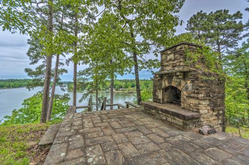 Lake Hamilton Hideaway with Private Dock and Slip