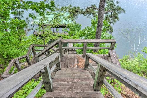 Lake Hamilton Hideaway with Private Dock and Slip