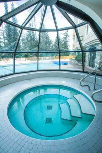 1BR Ski In Ski Out Cozy Condo w Pool and Hot Tub by Harmony Whistler